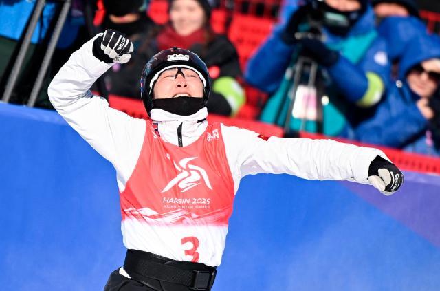 1739703434067095829.jpg (亚冬会)自由式滑雪——中国选手包揽女子个人空中技巧冠亚军XxjpseC007337_20250209_PEPFN0A001.jpg