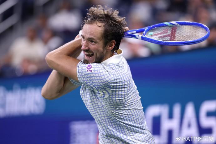 华体会hth-前赛会冠军梅德韦杰夫2-3不敌邦齐，惨遭美网一轮游