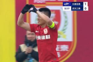 华体会hth-甜!老将谭龙进球后向妻子比心示爱,昨天刚刚过完37岁生日