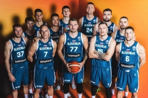 hth-止步八强！东契奇社媒晒全队合影：尽力了！为你们感到骄傲❤️