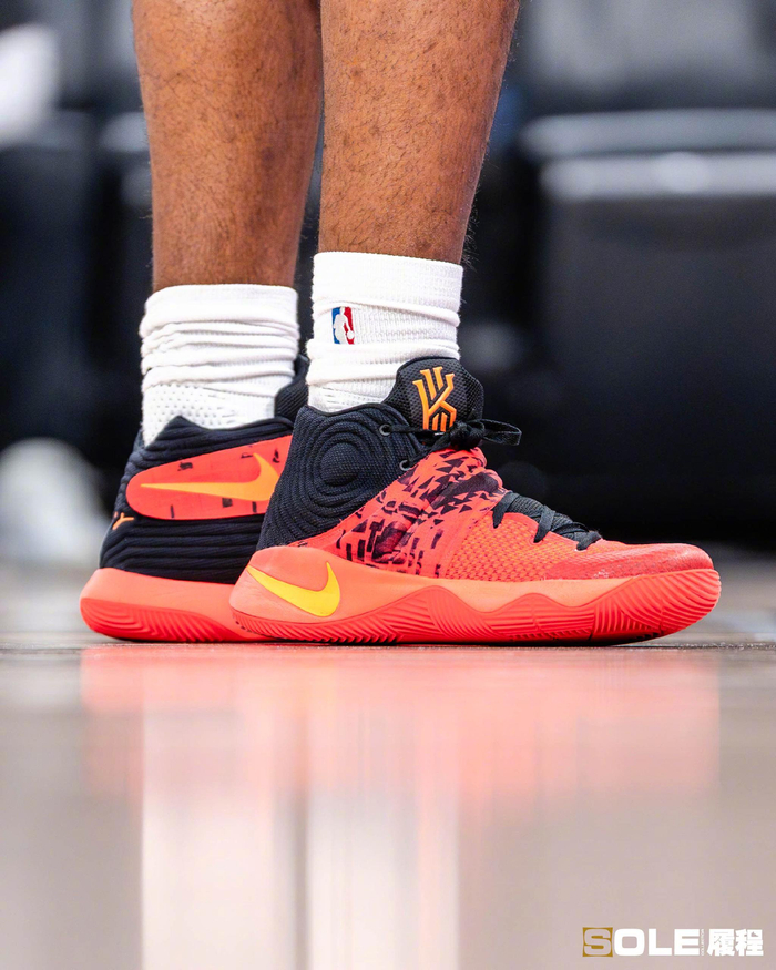 华体会官网-西部垫底球队比赛现场，球员球鞋成焦点|田曦薇|任豪|照相馆|乘风|看点_新浪体育_新浪新闻